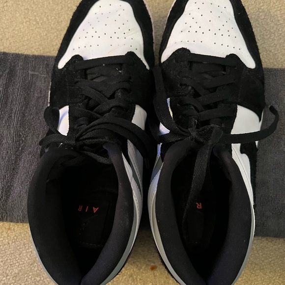 10.5 AIR JORDANS. Excellent Condition - Picture 2 of 4